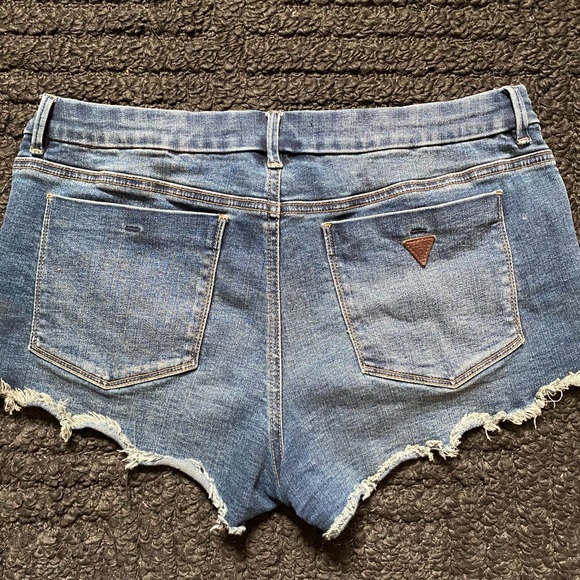 🎀Super Comfy GUESS short shorts! - Picture 2 of 4